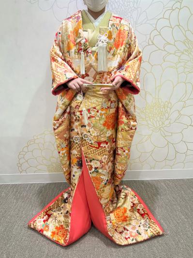 打掛色打掛豪華刺繍駒刺繍晴天、牡丹に鶴の舞う 打掛色打掛豪華刺繍駒刺繍晴天、牡丹に鶴の舞う